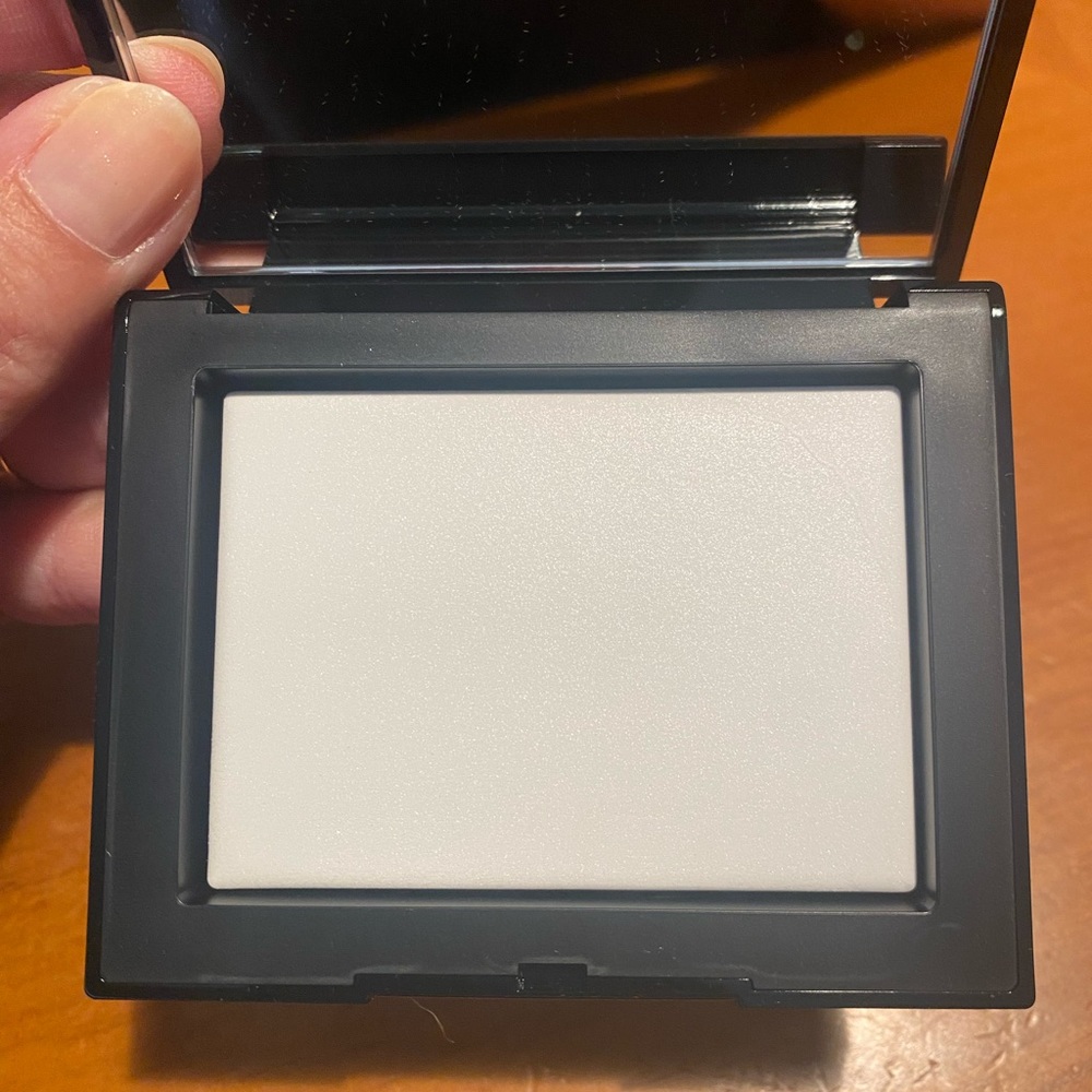 NARS Light Reflecting Setting Powder - Picture 6 of 16